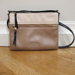 KATE SPADE NEW YORK jackson gabriele crossbody bag zip tan white leather 8x10